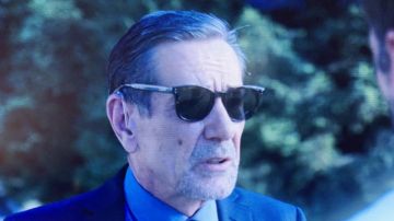 Lunettes de soleil de Karlov (Aleksey Gorbunov) dans Le Bureau des légendes (S05E02)