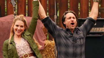 La robe de Mel au pique-nique de Melinda Monroe (Alexandra Breckenridge) dans Virgin River (S02E04)