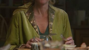 Cárdigan verde pera de Jean Milburn (Gillian Anderson) en Sex Education (S02E03)