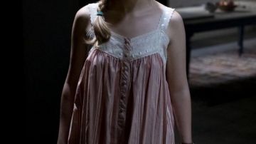 Dressing gown of Dani Clayton (Victoria Pedretti) in The Haunting of Bly Manor