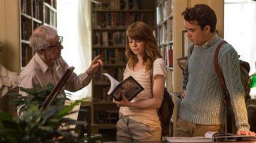 Blue sweater of Roy (Jamie Blackley) in Irrational Man