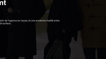 Bolso negro que se puede llevar en una correa para el hombro o con las asas de Andréa Martel (Camille Cottin) en Dix Pour Cent (S01E02)