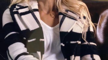 Abrigo largo a cuadros blanco y negro de Mandy Davis (Sarah Wright) en Spinning Out (S01E07)
