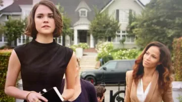 Robe crayon midi noire portée par Callie Adams Foster (Maia Mitchell) dans la garde-robe de la série télévisée Good Trouble (saison 1 épisode 11)