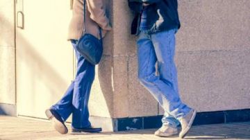 The Blue Jean of Jonathan Byers (Charlie Heaton) in Stranger Things (S02)