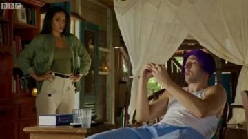 Cropped pants with offset front pockets of DS Florence Cassell (Joséphine Jobert) in Death in Paradise (S10E01)