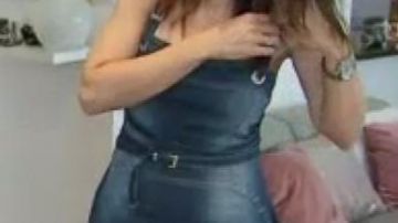 Robe en jean évasée en bas portée par Fabienne Carat  Fabienne Carat  Recherche appartement ou maison