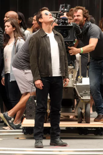 Le blouson en daim porté par Tom Cruise à Manhattan à New York sur le tournage du film Oblivion