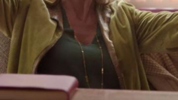 Collier Long de Jean Milburn (Gillian Anderson) dans Sex Education (S02E03)