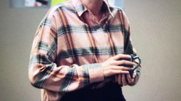 Camisa rosa con rayas rojas, amarillas, azules y verdes de Camille Valentini (Fanny Sidney) en Call My Agent! (S04E06)