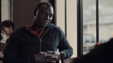 Sudadera con capucha usada por Assane Diop (Omar Sy) como se ve en la serie de televisión Lupin (S01E04)