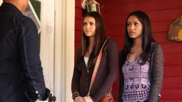 Anthropologie Tricotée et nouée Pointelle Cardigan portée par Bonnie Bennett (Kat Graham) dans The Vampire Diaries (saison 3 épisode 12)