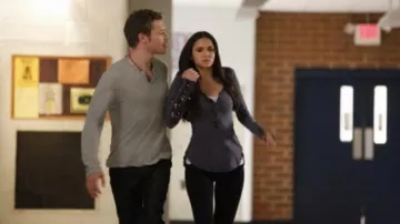 Free People Crochet Cuff Henley porté par Elena Gilbert (Nina Dobrev) dans The Vampire Diaries (saison 3 épisode 5)