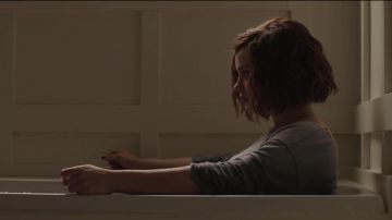 Shirt of Hannah Baker (Katherine Langford) in 13 Reasons Why (S01E13)