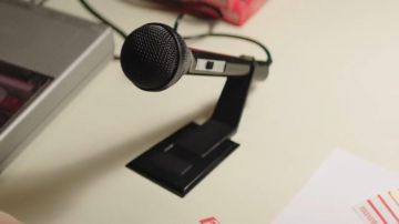 Microphone de Hannah Baker (Katherine Langford) dans 13 Reasons Why (S01E01)