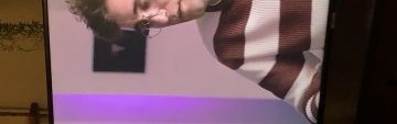 Brown and white horizontal sweater of Drew Gardner (John Paul Reynolds) in Search Party (S04E06)