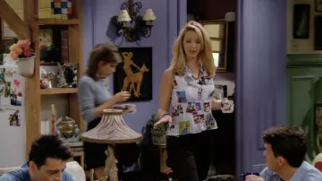 La chemise imprimé journal sans manche portée par Phoebe Buffay (Lisa Kudrow) dans la série Friends (S02E03)