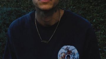 T-shirt of Dominic Fike in the video This Is Dominic Fike