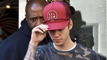 Justin Bieber Red Cap Volcom (Justin Bieber) dans Justin Bieber: Next Chapter