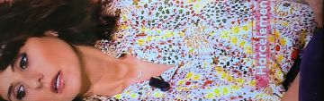 Blouse blanche motifs jaune et rouge de Faustine Bollaert dans Ça commence aujourd'hui