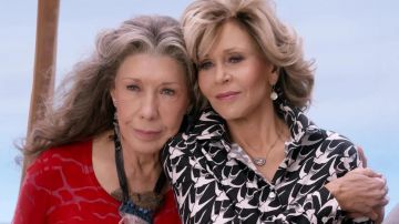 Necklace of Grace Hanson (Jane Fonda) in Grace and Frankie (S03E13)