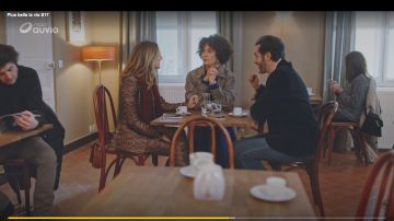 Two-piece suit with floral patterns and slightly iridescent worn by Estelle Cantorel (Élodie Varlet) in Plus belle la vie (S17E42)