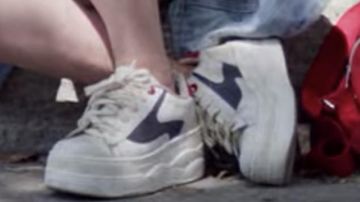 Sneakers plateforme compensées de Ada (Florence Longpré) dans M'entends-tu? (S02E05)