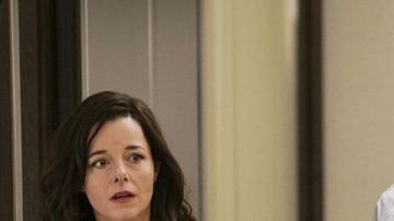 Vestido floral escote cremallera de Noémie Leclerc Laure Calamy en la serie Dix Pour Cent