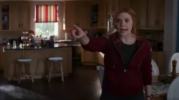La veste bordeaux à bandes portée par Wanda Maximoff (Elizabeth Olsen) dans la série WandaVision (Season 1 Episode 7)