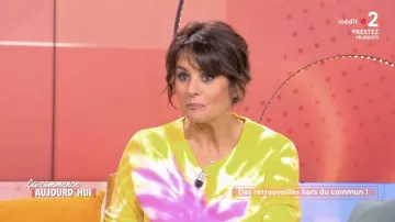 Le pull jaune et violet porté par Faustine Bollaert dans l'émission Ça commence aujourd'hui