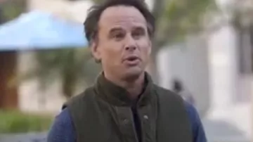 Chaqueta sin mangas usada por Wade Felton (Walton Goggins) en los atuendos de la serie de televisión The Unicorn (Temporada 2 Episodio 8)