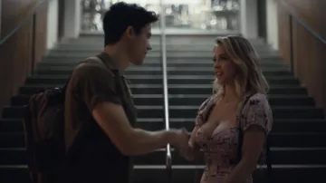 El vestido rosa impreso de periódico usado por Cassie Howard (Sydney Sweeney) en la serie Euphoria (Temporada 1 Episodio 6)