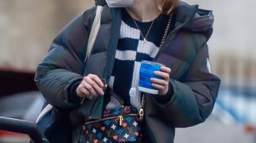 Pull rayé porté par Daphné Bridgerton Phoebe Dynevor à Bridgerton