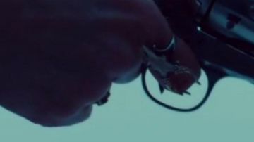 Bague crâne de cerf de Wynonna Earp (Melanie Scrofano) dans Wynonna Earp (S03E08)