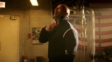 Veste zippée avec bandes blanches portée par Hobbs (Dwayne Johnson) dans Fast & Furious Presents: Hobbs & Shaw wardrobe