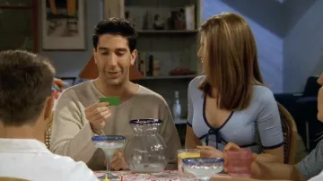 Le top bleu avec un nœud porté par Rachel Green (Jennifer Aniston) dans la série Friends (Saison 3 Episode 25)