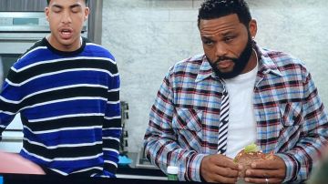 Camisa Dre Black-ish Temporada 5 Ep 12 de Andre 'Dre' Johnson Anthony Anderson en la serie black-ish