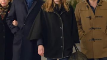 Manteau/cape noire de Andréa Martel Camille Cottin dans la série Dix pour cent