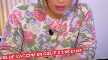 Blouse with flowers worn by Emilie Tran Nguyen Émilie Tran Nguyen in the show C à Vous