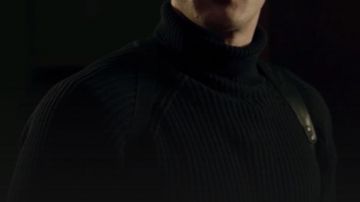 Suéter negro de cuello tortuga hecho de lana gruesa de Serhij Franko (Sergey Strelnikov) en El Principio del Placer (S01E01)