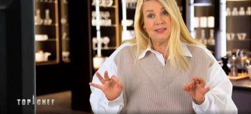 I'm looking for the top of Helene Darozze in Top Chef