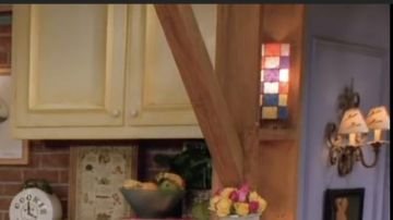 Lamp de Monica Geller (Courteney Cox) dans Friends (S02E15)