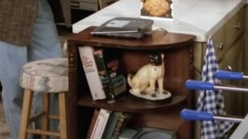 Pug Dog Statute - Figurine de Chandler Bing (Matthew Perry) dans Friends (S02E08)