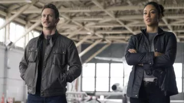La chaqueta usada por Jonathan Tucker por Bryan Beneventi (Jonathan Tucker) en la serie Debris (S01E01)