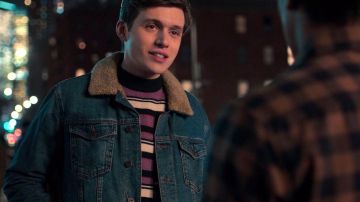 Chaqueta vaquera de Simon Spier (Nick Robinson) en Love, Victor (S01E08)