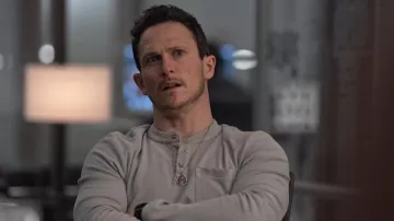 La camiseta henley usada por Bryan Beneventi (Jonathan Tucker) en la serie debris (S01E08)
