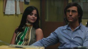 Blusa sin mangas rayada verde amarillo gris negro de Marie-Andrée Leclerc (Jenna Coleman) en La serpiente (S01E04)