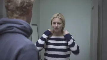 Suéter a rayas usado por Prairie Johnson (Brit Marling) en los trajes de la serie de televisión OA (Temporada 1 Episodio 1)