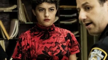 Robe rouge et noire portée par Dory Sief Undefined dans Search Party (2016)