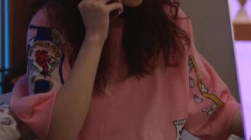 Camiseta rosa, manga 3/4 con cepillo de dientes embroisie, voleibol... por Jung Gal-hee (Jin Ki-joo) en La vida secreta de mi secretaria (S01E06)